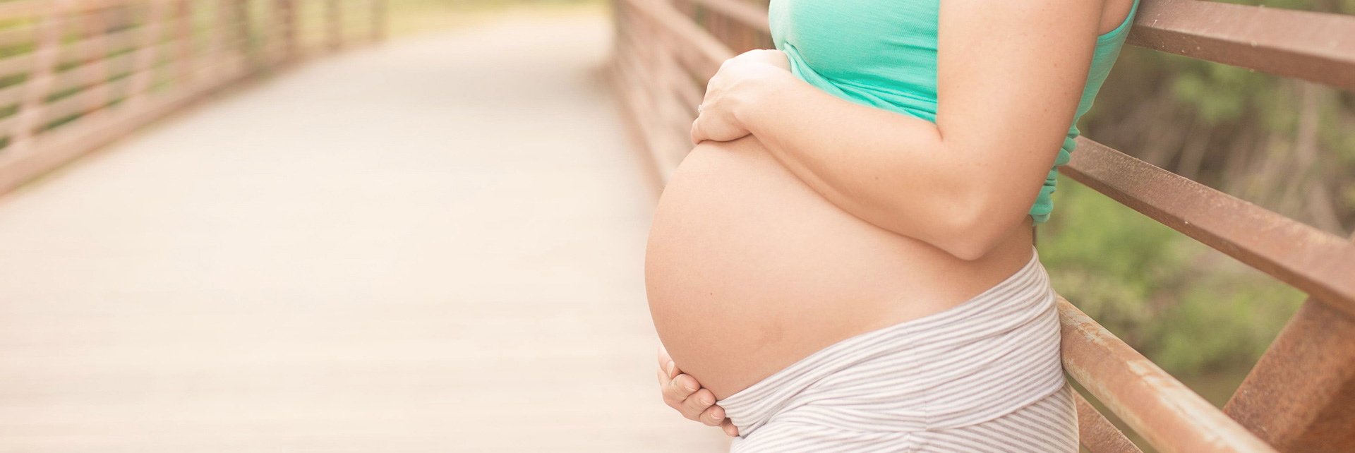 austin-expecting-maternity-photography-by-jennifer-najvar-093-1920x642